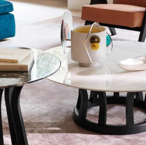 Tavolino rotondo Lebeau Wood in marmo con base in legno di Cassina