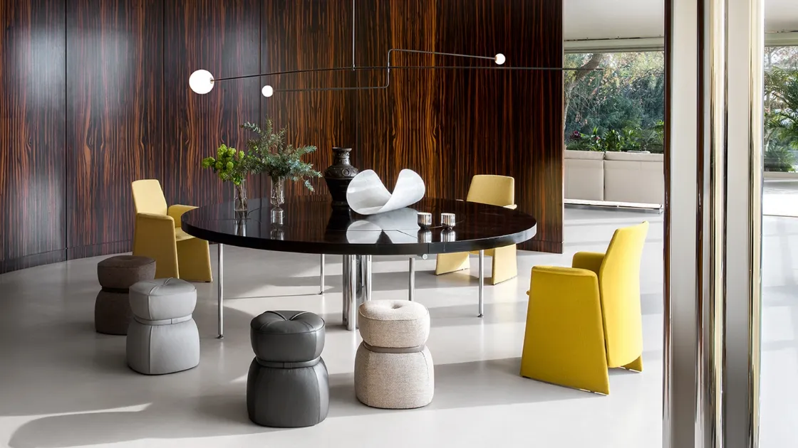 Pouf Leplì rivestito in pelle o tessuto realizzato in diverse forme di Poltrona Frau