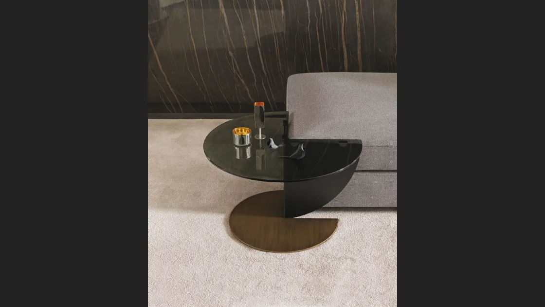 Tavolino con top rotondo in vetro con uno spicchio ad angolo retto e base in metallo verniciato Ottone anticato Rialto di Misuraemme