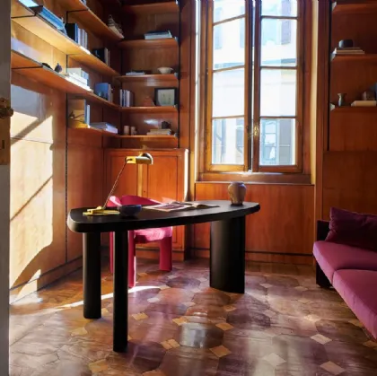 Scrittoio in legno dalle forme arrotondate e asimmetriche Petit Bureau di Cassina