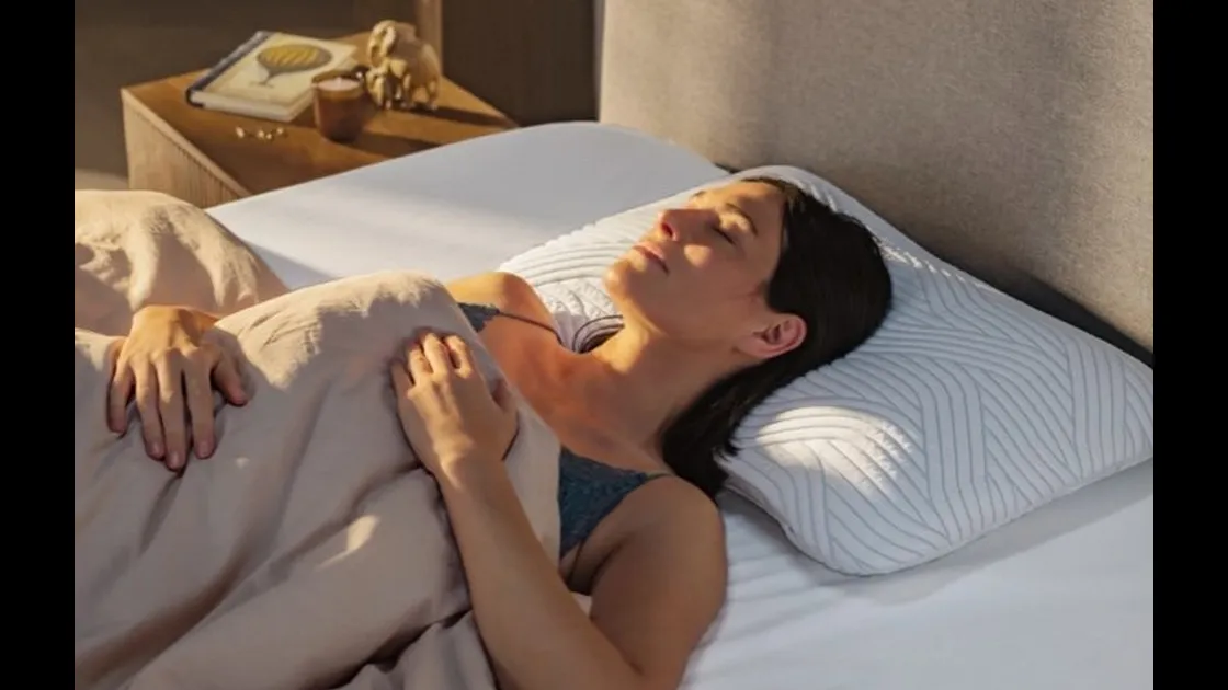 Cuscino ergonomico Arch SmartCool ideale per chi dorme supino o su un fianco di Tempur