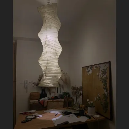 Lampada a sospensione, realizzata a mano, in tradizionale carta washi, da artigiani giapponesi, Akari 33N di Vitra