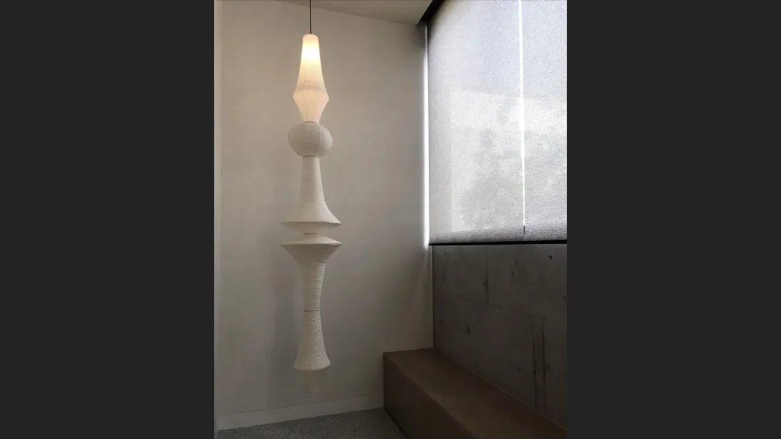 Lampada a sospensione, realizzata a mano, in tradizionale carta washi, da artigiani giapponesi, Akari E di Vitra