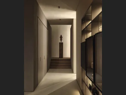 Armadio Gliss su misura Master Linear Doors in laccato opaco di Molteni & C
