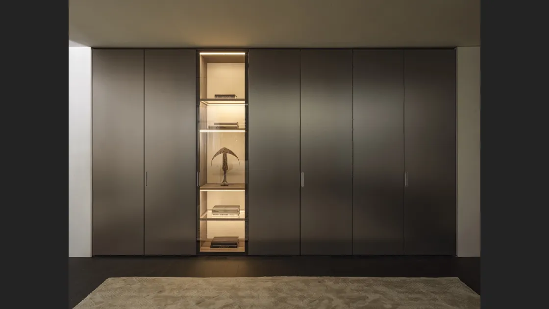 Armadio con ante battenti Gliss Master Linear Doors in vetro acidato di Molteni & C