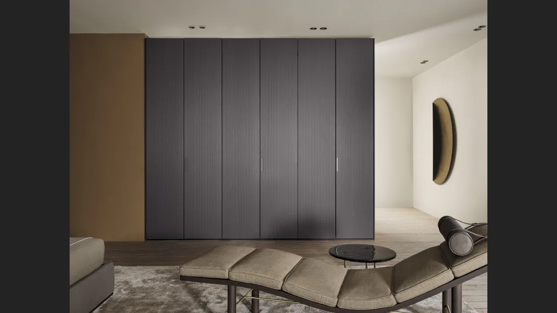 Armadio con ante battenti Gliss Master Linear Doors in vetro acidato con effetto rigato 3D di Molteni & C