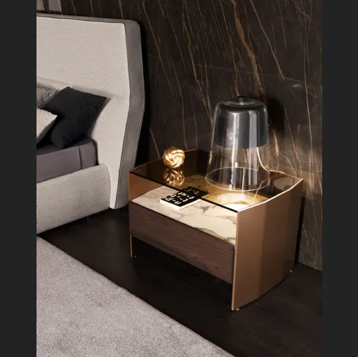 Comodino con ripiano in vetro, top in marmo, cassetto in essenza e struttura in alluminio laccato Milvian Night di Misuraemme