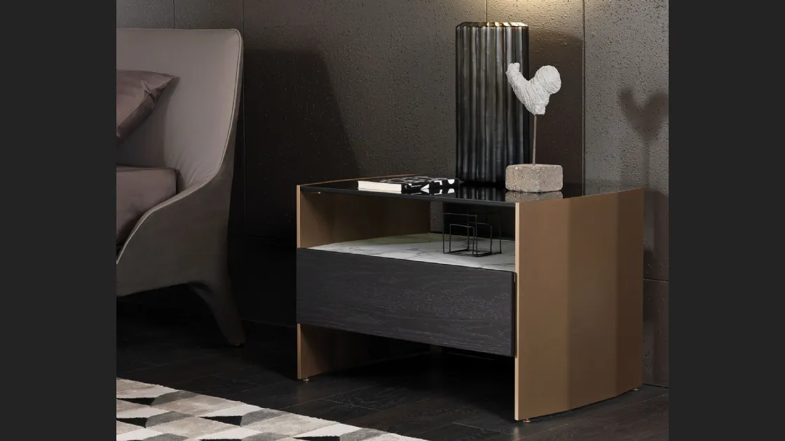 Comodino con ripiano in vetro, top in marmo, cassetto in essenza e struttura in alluminio laccato Milvian Night di Misuraemme