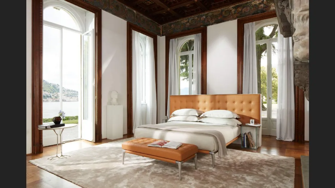 Letto in pelle con testiera in lavorazione capitonnè Volage di Cassina