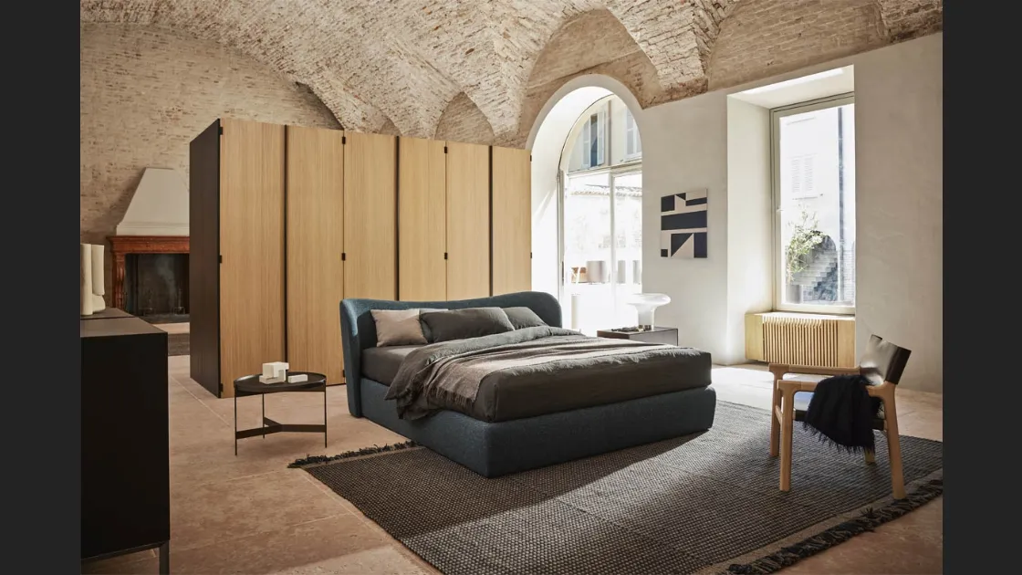 Letto Embrace con box in tessuto con testiera avvolgente di Pianca
