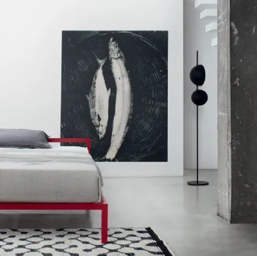 Letto matrimoniale Aluminium Bed H65 con testiera di MDF Italia