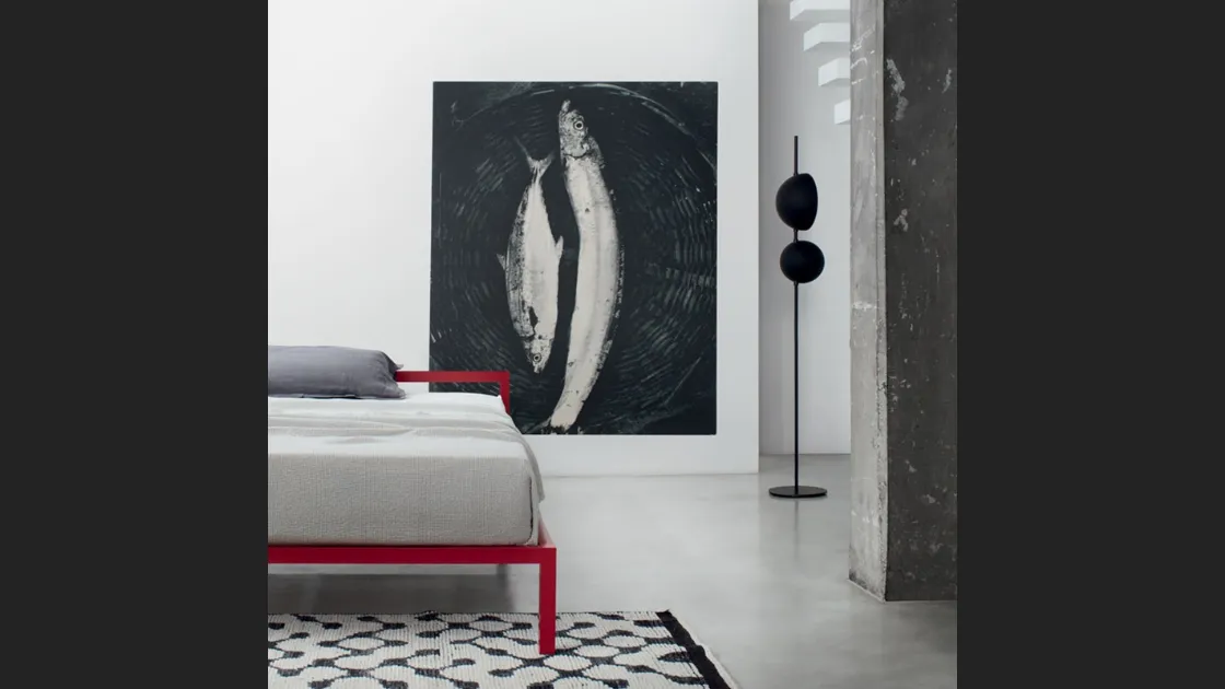 Letto matrimoniale Aluminium Bed H65 con testiera di MDF Italia