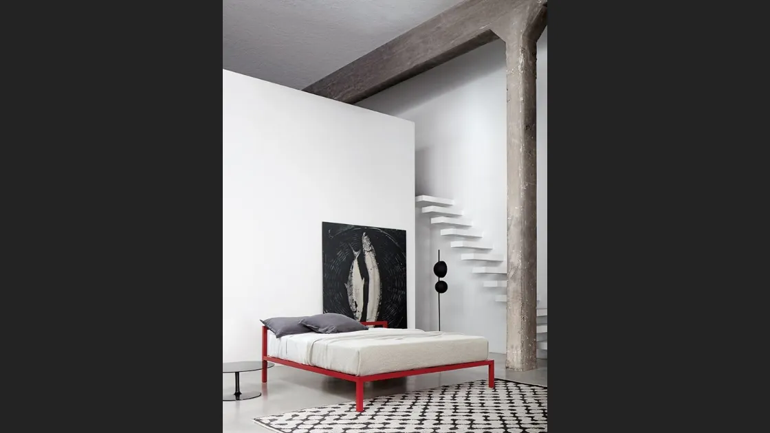 Letto matrimoniale Aluminium Bed H65 con testiera di MDF Italia