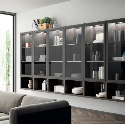 Libreria sospesa Living Carattere in melaminico Larice Nuance con ante in vetro di Scavolini