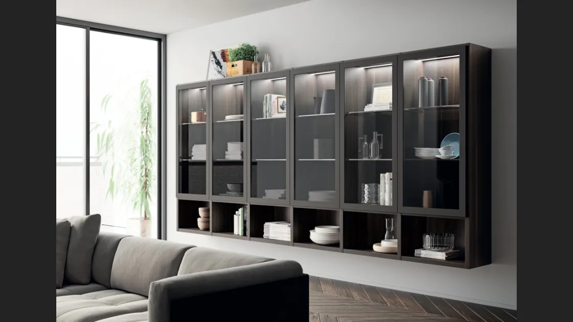 Libreria sospesa Living Carattere in melaminico Larice Nuance con ante in vetro di Scavolini