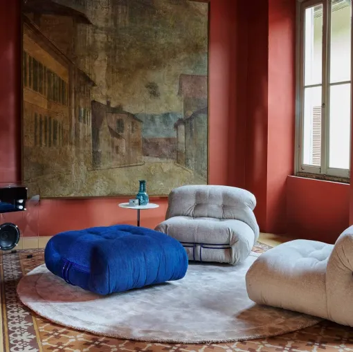 Poltrona di design in tessuto dalle linee morbide e generose Soriana di Cassina
