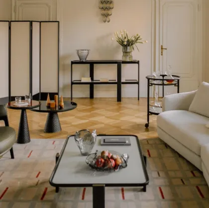 Poltroncina Lounge Duo rivestita in morbida pelle con struttura in massello di Frassino di Poltrona Frau