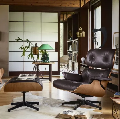 Poltrona in pelle con scocca in legno di ciliegio Lounge Chair & Ottoman di Vitra