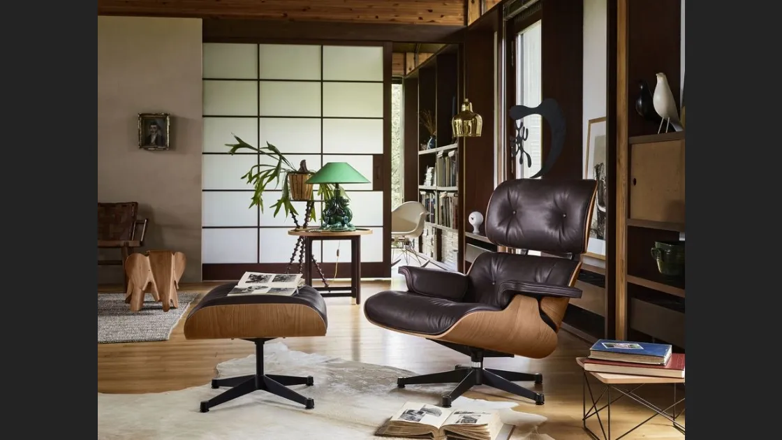 Poltrona in pelle con scocca in legno di ciliegio Lounge Chair & Ottoman di Vitra