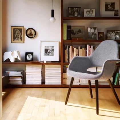 Poltroncina in tessuto con gambe in legno di rovere Organic Chair di Vitra