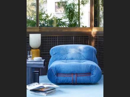 Poltrona di design in tessuto imbottito Soriana denim di Cassina