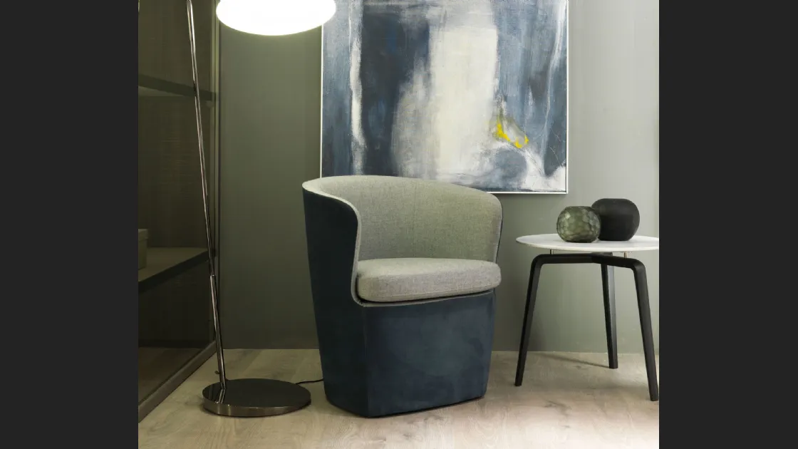 Poltroncina di design in tessuto dalla forma avvolgente Surface di Misuraemme