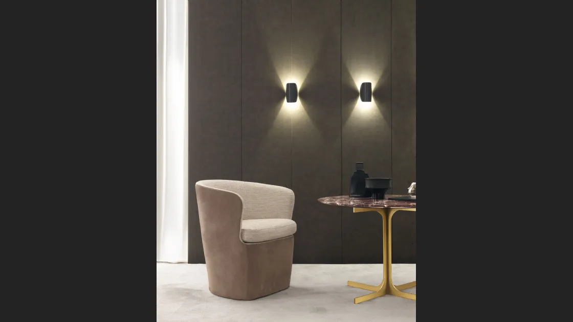 Poltroncina di design in tessuto dalla forma avvolgente Surface di Misuraemme