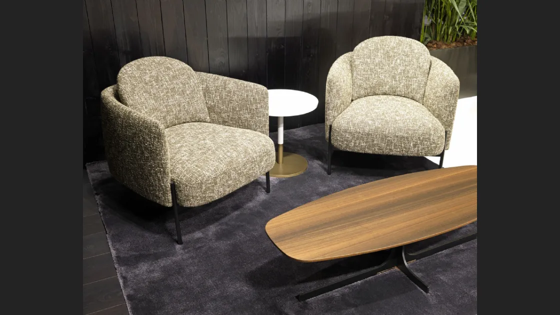 Poltroncina in tessuto imbottito dalle linee morbide Virgin di Misuraemme