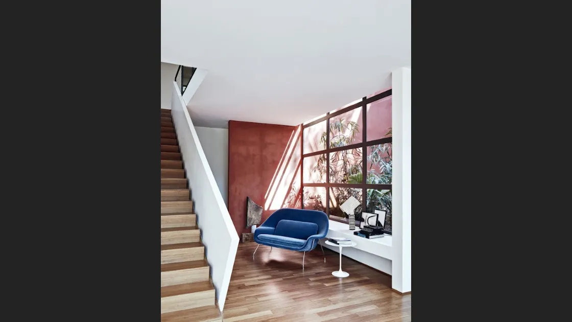 Divano lineare Womb Settee di Knoll