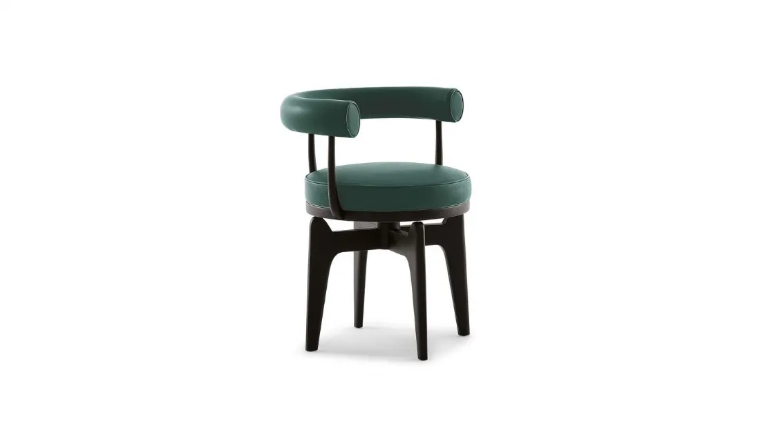 Sedia girevole Indochine in pelle imbottita con struttura in legno massello di Cassina