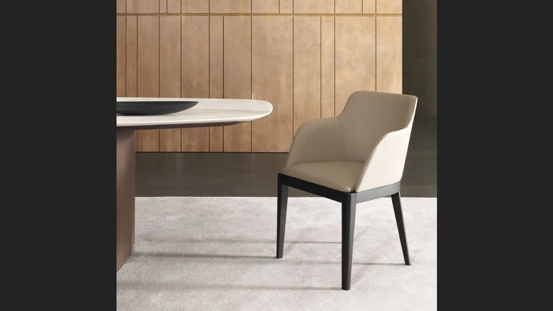 Sedia in pelle imbottita con base in massello di Rovere Cleò di Misuraemme