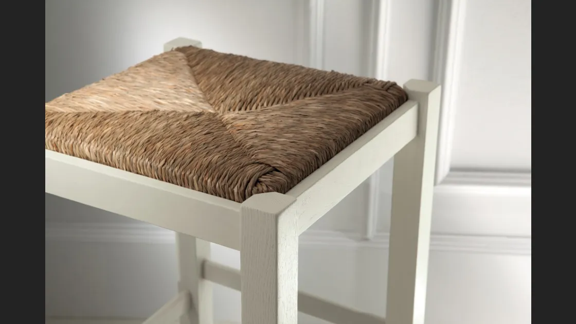 Sgabello Margot in legno massello con seduta in paglia naturale di Scavolini