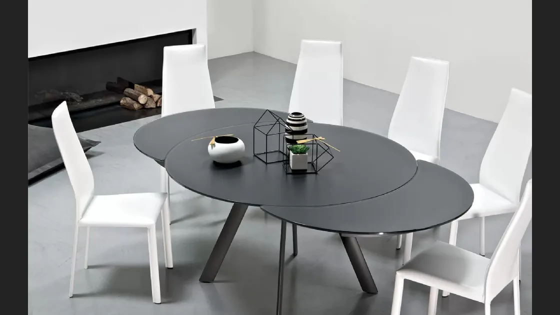 Tavolo allungabile Giro con top in cristallo antigraffio opaco e base in acciaio inox di Bontempi