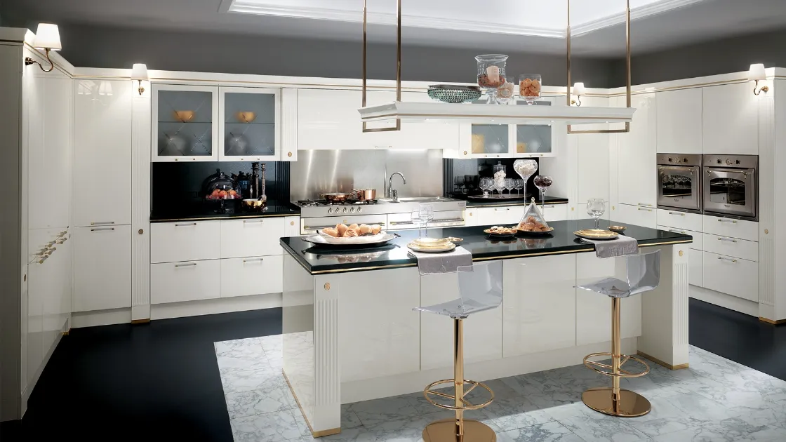 Cucina Classica angolare con isola Baccarat in laccato lucido Bianco di Scavolini