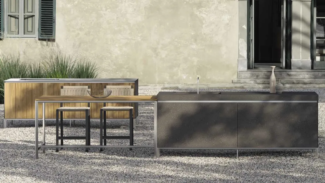Cucina Design outdoor con doppia isola Helios in ceramica vulcano e teak di Molteni & C