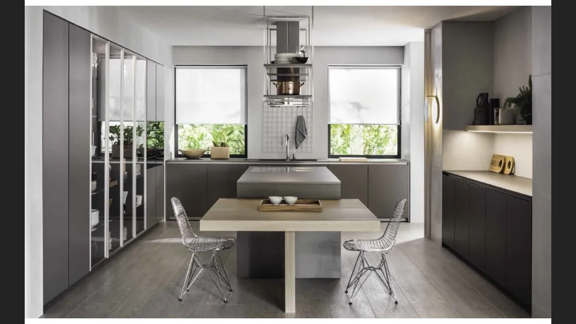 Cucina Design con isola HiLine 6 Grigio Londra, snack in Rovere e colonne in laccato opaco e vetro di Molteni & C