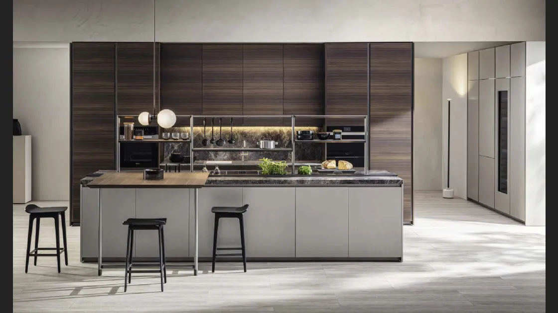 Cucina Design con isola HiLine 6 Laccato Titan con colonne in Eucalipto di Molteni & C