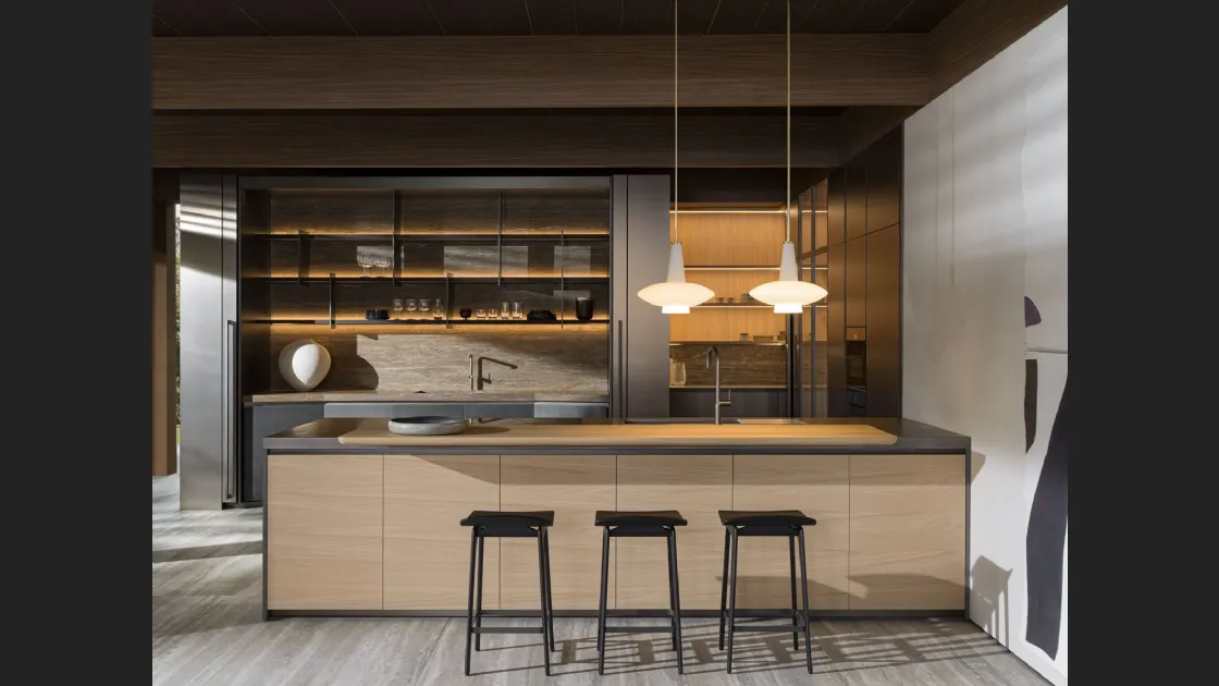 Cucina Design con penisola HiLine 6 Rovere Sunrise con top in marmo travertino di Molteni & C