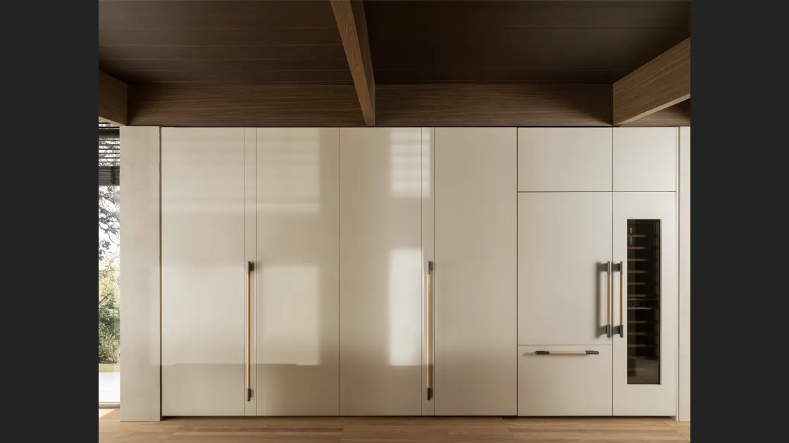 Cucina Design lineare Tivalì 2|0 in Rovere e laccato Perla con top in marmo di Molteni & C