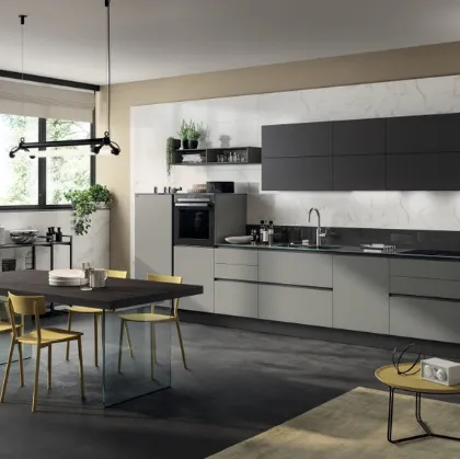Cucina Moderna Liberamente in laccato Grigio Titanio e Grigio Ferro di Scavolini