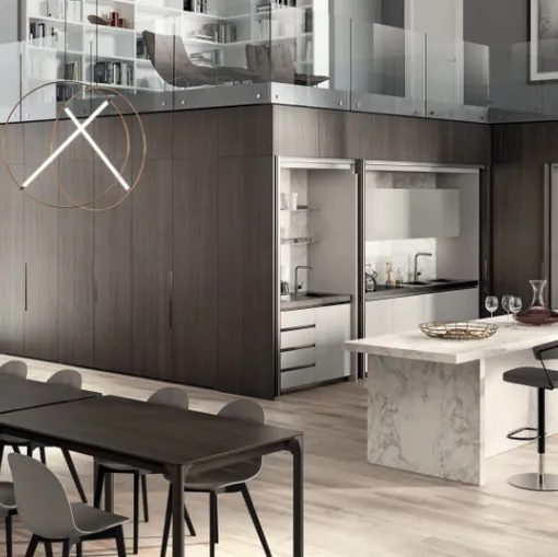 Cucina salvaspazio con isola centrale Boxi in laccato lucido Grigio Chiaro di Scavolini