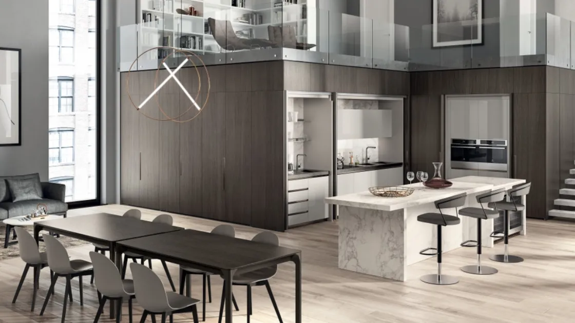 Cucina salvaspazio con isola centrale Boxi in laccato lucido Grigio Chiaro di Scavolini