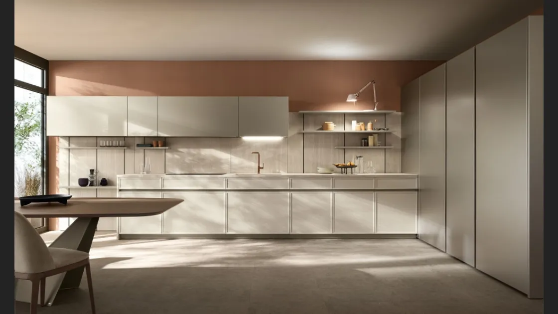 Cucina lineare su misura Poetica 03 in Frassino e laccato di Scavolini