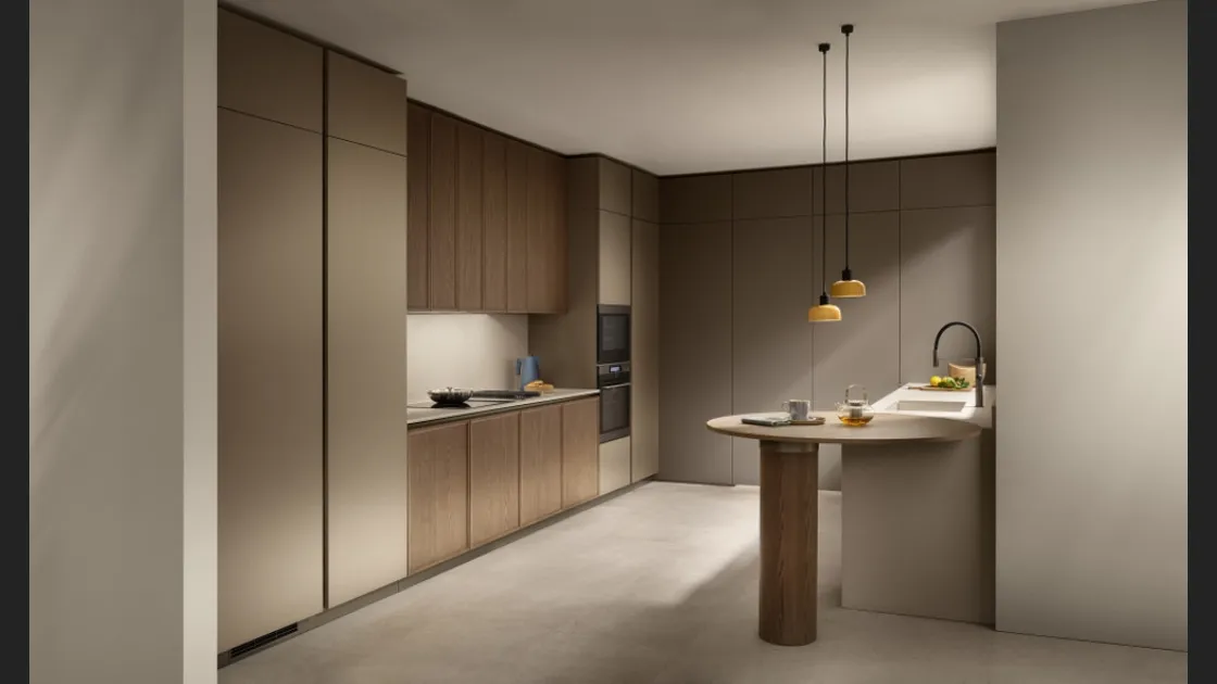 Cucina su misura con penisola Poetica 09 in Frassino, PET e laccato di Scavolini