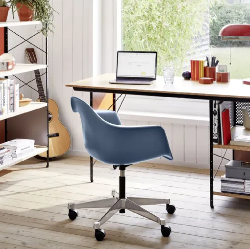 Sedia Operativa in polipropilene con base a cinque razze in alluminio Eames Plastic Armchair PACC di Vitra